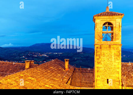 Architettura di San Marino al tramonto. La Repubblica di San Marino. Foto Stock