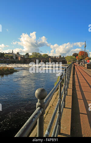 Dumfries, Scozia. Il Devorgilla campate del ponte sul Fiume Nith ed è uno dei più antichi ponti in Scozia. Foto Stock