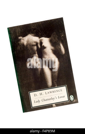 Copia Paperback de l'Amante di Lady Chatterley di D. H. Lawrence. In primo luogo pubblicato in 1928. Coperchio illustra Adamo ed Eva da Frank Eugene. Foto Stock