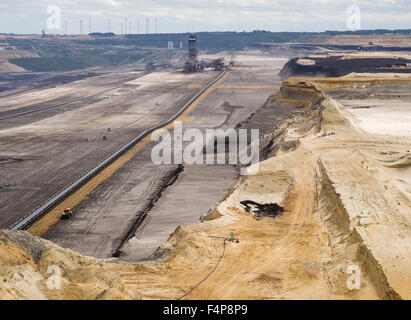 Benna-escavatore a ruote nel paesaggio cratered della superficie campo minerario a Garzweiler, più grande della Germania a cielo aperto pit. Foto Stock