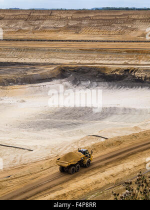 Cratered paesaggio della superficie campo minerario a Garzweiler, più grande della Germania a cielo aperto pit per l'estrazione di lignite. Foto Stock