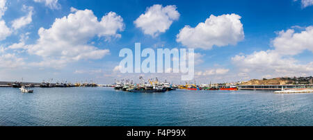 Vista panoramica di pesce peschereccio con reti da traino e pescherecci nel nuovo Beylikduzu Pesca Porto di Istanbul in Turchia Foto Stock