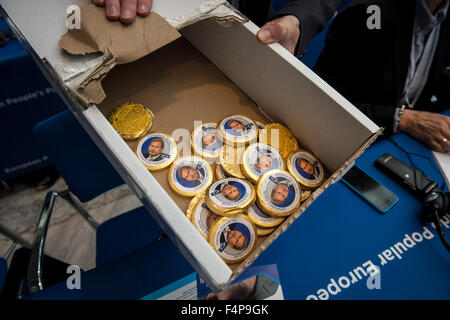 Johannes Hahn, il commissario UE per la politica di vicinato e allargamento campagna per EPP Vice Presidente con i cioccolatini durante il primo giorno di EPP Popolo Europeo partito in Madrit, Spainon 21.10.2015 da Wiktor Dabkowski Foto Stock