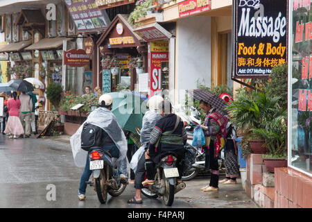 Negozi di Sapa città nord ovest del Vietnam con persone riparo dal tempo umido,Vietnam,Asia Foto Stock