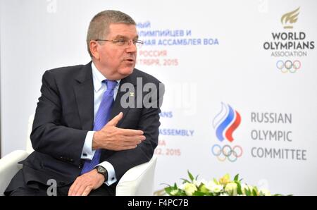 Comitato olimpico internazionale il presidente Thomas Bach durante il suo incontro con il presidente russo Vladimir Putin incontra sul margine del primo mondo atleti olimpionici Forum Ottobre 21, 2015 a Mosca, in Russia. Foto Stock