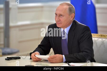 Il presidente russo Vladimir Putin nel corso di una video conferenza con il presidente argentino Cristina Fernandez de Kirchner dal Cremlino Ottobre 21, 2015 a Mosca, in Russia. Foto Stock