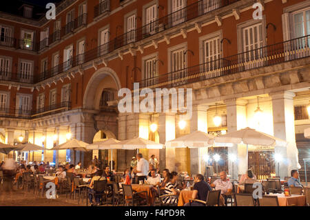 Spagna, Madrid, Plaza Mayor, ristorante di notte Foto Stock