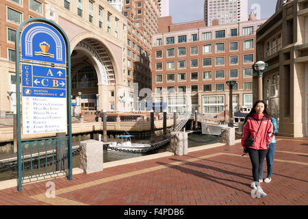 Persone che fanno il Boston Harborwalk, a Rowes Wharf, Boston, Massachusetts, STATI UNITI D'AMERICA Foto Stock