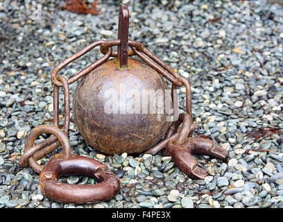 Vecchia sfera e catena seduti sulle pietre Foto Stock