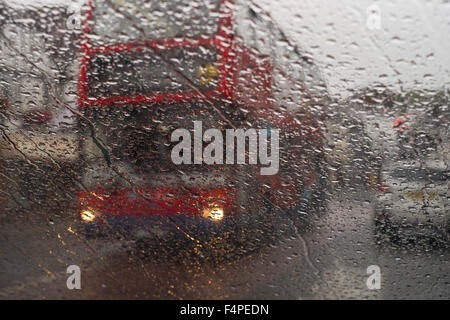 Street photography attraverso un umido finestra auto su un umido molto Rainy day Foto Stock