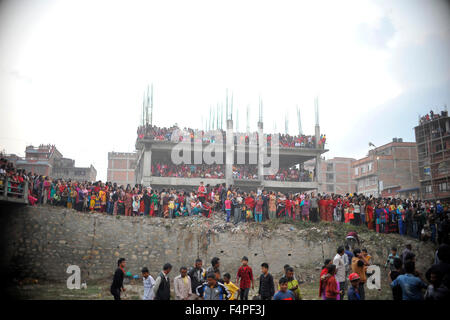 Kathmandu, Nepal. Xxi oct, 2015. Devoti indù detiene una corda della Buffalo sacrificale per una processione sacrificale in occasione del più grande festival di Dashain a Bhaktapur. Dashain è il più promettente e il più grande festival celebrato in Nepal che riflette antiche tradizioni e la devozione dei nepalesi verso la dea Durga. Credito: Narayan Maharjan/Pacific Press/Alamy Live News Foto Stock