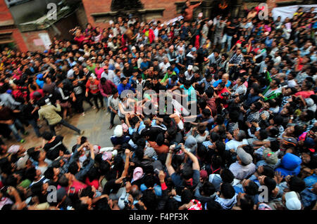 Kathmandu, Nepal. Xxi oct, 2015. Devoti indù detiene una corda della Buffalo sacrificale per una processione sacrificale in occasione del più grande festival di Dashain a Bhaktapur. Dashain è il più promettente e il più grande festival celebrato in Nepal che riflette antiche tradizioni e la devozione dei nepalesi verso la dea Durga. Credito: Narayan Maharjan/Pacific Press/Alamy Live News Foto Stock