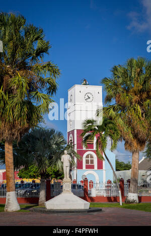 Statua di Jan Hendrik Albert Eman - Primo Ministro di Aruba, con forte Zoutman oltre, Oranjestad, Aruba, Antille Foto Stock