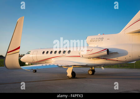 Dassault Falcon 50 jet aeromobili parcheggiati in Naples, Florida, Stati Uniti d'America Foto Stock