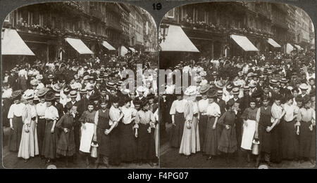 I lavoratori di sesso femminile di famosi negozi di sartoria di Paquin e vale la pena, Parigi, Francia, Underwood & Underwood, scheda Stereo, circa 1915 Foto Stock