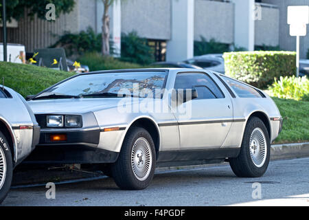 Huntington Beach, California, Stati Uniti d'America. Xxi oct, 2015. DeLoreans sedersi fuori di DMC in California Huntington Beach, CA sul retro per il futuro giorno 21 Ottobre, 2015, il giorno in cui il personaggio di Marty McFly è arrivato in futuro nel film di colpo indietro al futuro II. Credito: Benjamin Ginsberg/Alamy Live News Foto Stock