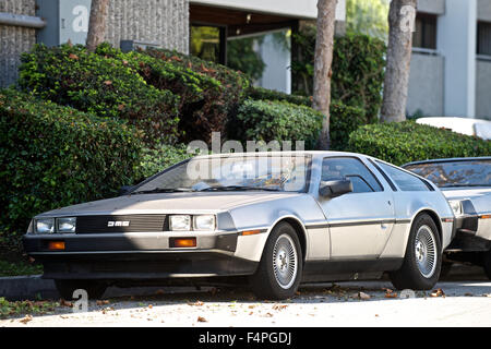 Huntington Beach, California, Stati Uniti d'America. Xxi oct, 2015. DeLoreans sedersi fuori di DMC in California Huntington Beach, CA sul retro per il futuro giorno 21 Ottobre, 2015, il giorno in cui il personaggio di Marty McFly è arrivato in futuro nel film di colpo indietro al futuro II. Credito: Benjamin Ginsberg/Alamy Live News Foto Stock