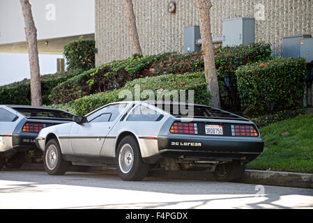 Huntington Beach, California, Stati Uniti d'America. Xxi oct, 2015. DeLoreans sedersi fuori di DMC in California Huntington Beach, CA sul retro per il futuro giorno 21 Ottobre, 2015, il giorno in cui il personaggio di Marty McFly è arrivato in futuro nel film di colpo indietro al futuro II. Credito: Benjamin Ginsberg/Alamy Live News Foto Stock