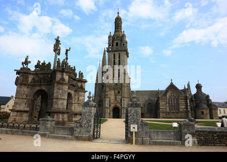 Francia, Bretagna Pleyben, chiesa di Saint Germain e il Calvario Foto Stock