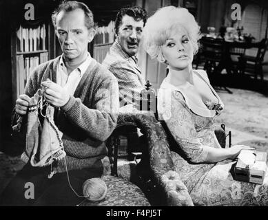 Ray Walston, Dean Martin e Kim Novak / Kiss me, stupido / 1964 diretto da Billy Wilder [United Artists] Foto Stock