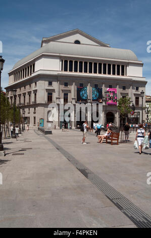 Spagna, Madrid, Plaza de Isabel II piazza di Madrid, classica Opera House, il Teatro Reale, il Teatro Reale e la sala concerti. Foto Stock