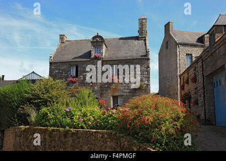 Francia, Bretagna, case nel borgo medievale Locronan Foto Stock