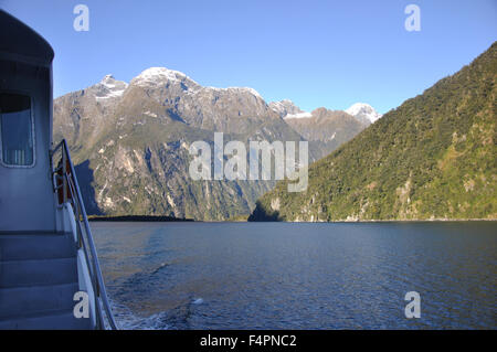 Vista di Milford Sound, Fiordland, Nuova Zelanda, dal lancio turistico Foto Stock