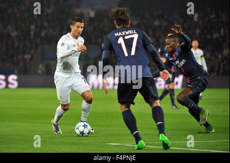 Parigi, Francia. Xxi oct, 2015. La UEFA Champions League. Paris St Germain contro il Real Madrid. CRISTIANO RONALDO (rm) prende su BLAISE MATUIDI (PSG) Credito: Azione Sport Plus/Alamy Live News Foto Stock