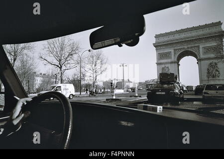 AJAXNETPHOTO. Parigi, Francia. - Guida in città - GUIDA A SINISTRA MOTORING AVVICINANDO ETOILE E L'Arc de Triomphe. Foto:JONATHAN EASTLAND/AJAX REF:700 7BE 1 Foto Stock