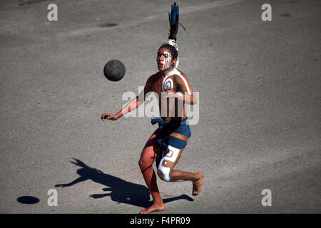 Una sfera di Maya Player da "Pucxical Keej" dal team, Playa del Carmen, colpisce la sfera durante il primo ¨Pok Ta Pok¨ world cup Foto Stock