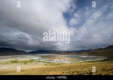 Vista aerea sul tso kar, una fluttuazione di Salt Lake, situato ad un altitudine di 4.530 m sopra il livello del mare nella zona changtang Foto Stock