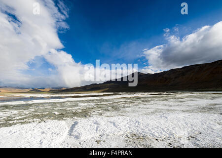 Strati di sale, paesaggio arido, cielo blu e nuvole scure a tso kar, una fluttuazione di Salt Lake, situato ad un altitudine di 4.530 Foto Stock