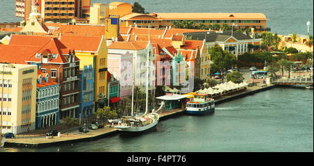 Colorati edifici waterfront olandese di isola di Curaçao nel sud del Mar dei Caraibi Foto Stock