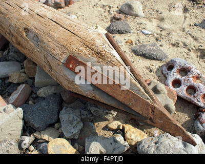 Palo di legno con un ferro da stiro a spike sul sito in costruzione. Messa a fuoco selettiva closeup. Foto Stock