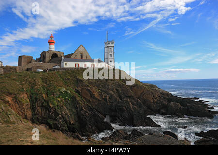 Francia, Bretagna, am La Pointe Saint-Mathieu, Faro semaforo e le rovine del monastero Foto Stock