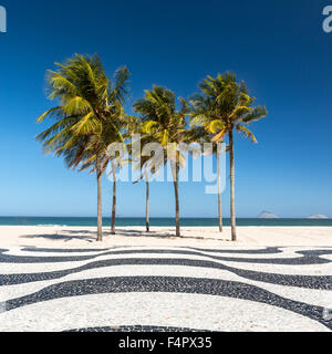 Le palme e la mitica spiaggia di Copacabana a mosaico, marciapiede a Rio de Janeiro in Brasile. Foto Stock