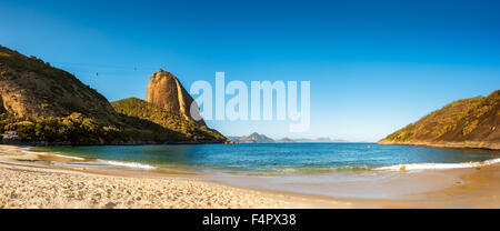 Vermelha Beach e Sugar Loaf panorama, nel tardo pomeriggio, Urca quartiere, Rio de Janeiro, Brasile Foto Stock