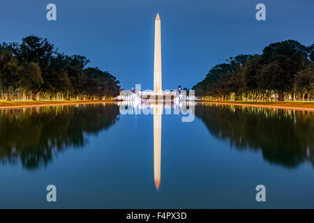 Il Monumento a Washington, specchiato in stagno riflettente Foto Stock