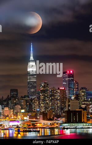 Lunar Eclipse sopra New York skyline della città Foto Stock