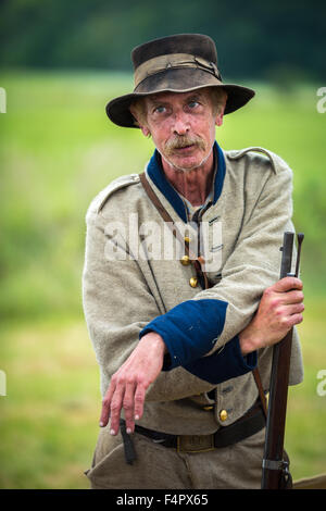 Soldato confederato reenacts la battaglia di Gettysburg. Foto Stock