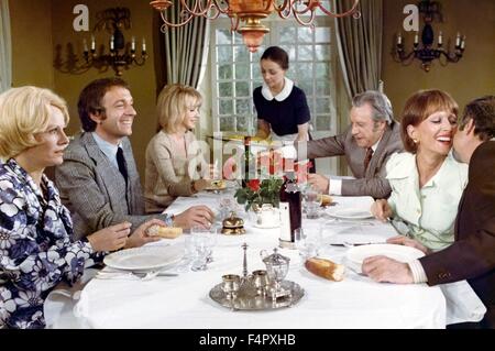 Delphine Seyrig, Jean-Pierre Cassel, Paul Frankeur e Stephane Audran / il fascino discreto della borghesia / 1972 / diretto da Luis Bunuel / [Greenwich Film Productions] Foto Stock