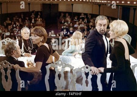 Stephane Audran, Fernando Rey e DELPHINE SEYRIG / il fascino discreto della borghesia / 1972 / diretto da Luis Bunuel / [Greenwich Film Productions] Foto Stock