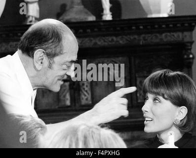 Sul set, Luis Bunuel dirige Stephane Audran / il fascino discreto della borghesia / 1972 / diretto da Luis Bunuel / [Greenwich Film Productions] Foto Stock