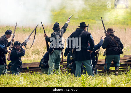 Unione non identificabili soldati combattono durante la rievocazione storica della guerra civile battaglia di Gettysburg. Foto Stock