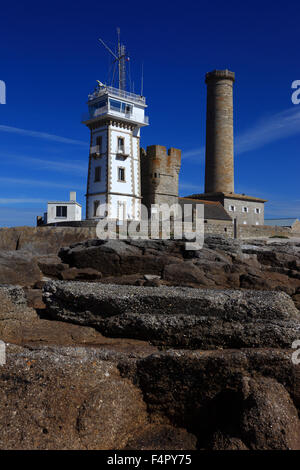 Francia, Bretagna, a partire da sinistra, il faro rotante Vieille Tour, la cappella Saint-Pierre Calvario e il programma Phare de Penmarch la v Foto Stock