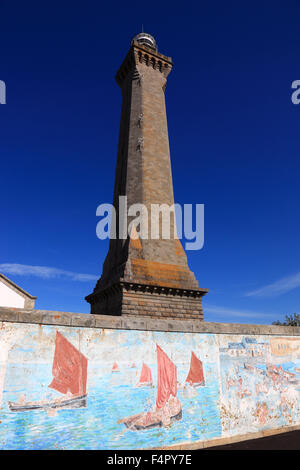 Francia, Bretagna, villaggio Saint-Pierre, Phare d' Eckmuehl faro, parete dipinta Foto Stock