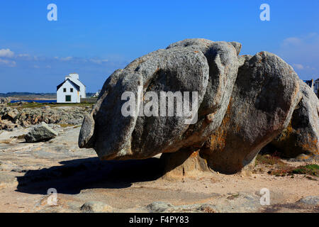 Francia, Bretagna, paesaggio a Rochers de Saint Guende, le rocce sull'Atlantico il Calvario e la piccola casa bianca Foto Stock