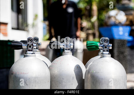 Bombole per immersioni subacquee al sole nel negozio di Dive Foto Stock