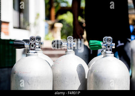 Bombole per immersioni subacquee al sole nel negozio di Dive Foto Stock