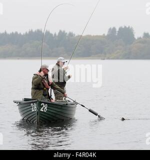 Due uomini in una barca da pesca per la pesca alla trota in lago di Menteith durante l'autunno. 14/10/15 in Scozia, Regno Unito Foto Stock